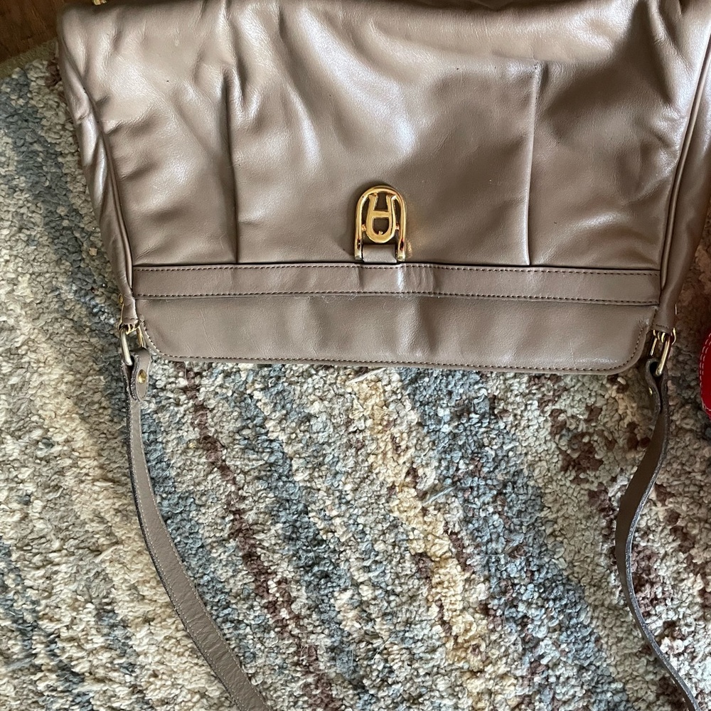 Elegant Tan Leather Shoulder Bag